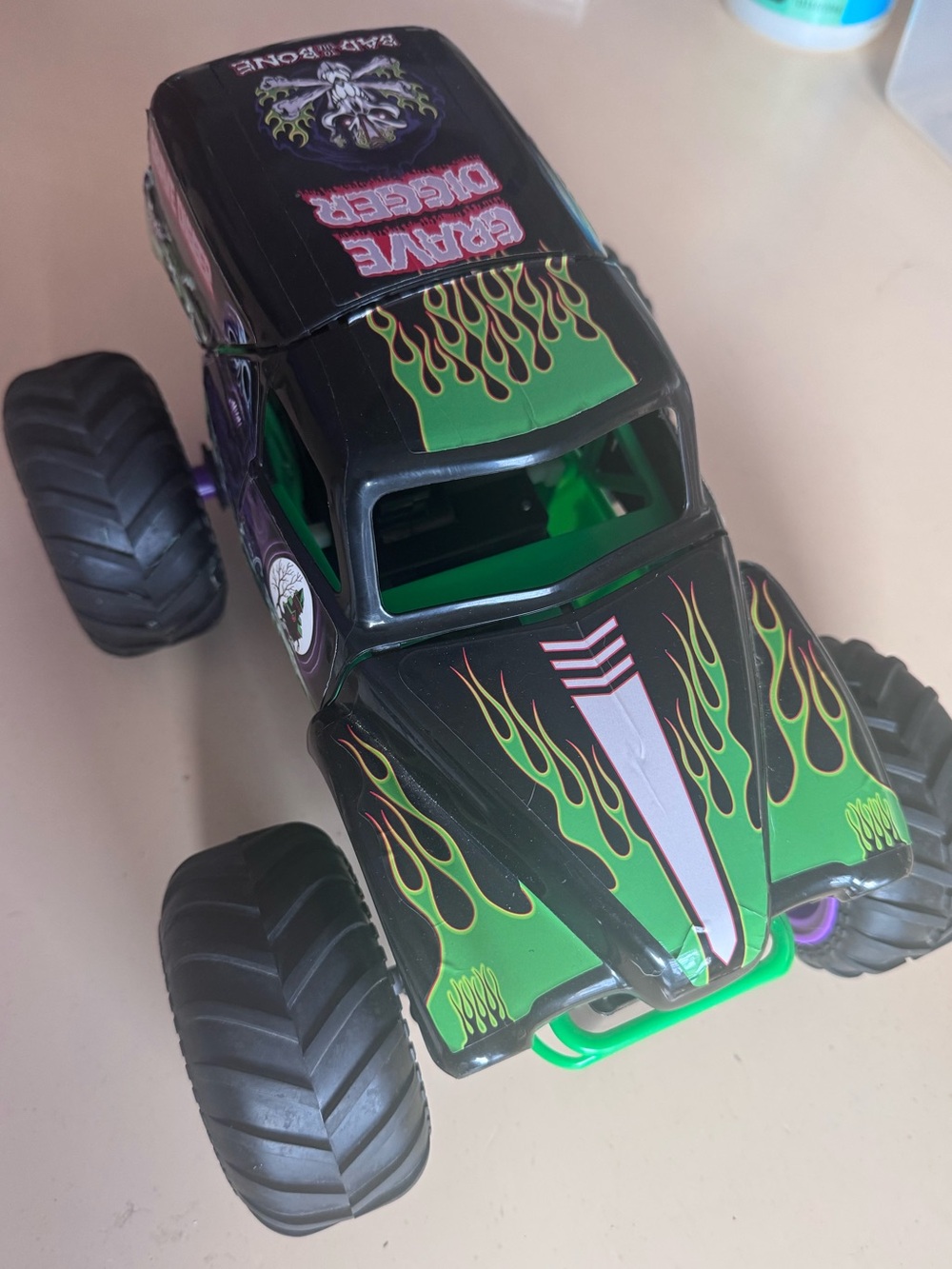 Monster Jam Grave Digger 1:10 Truck Toy - Crash Simulated